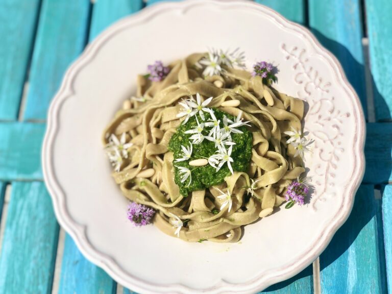 Tagliatelle alle castagne con pesto di aglio orsino e ...